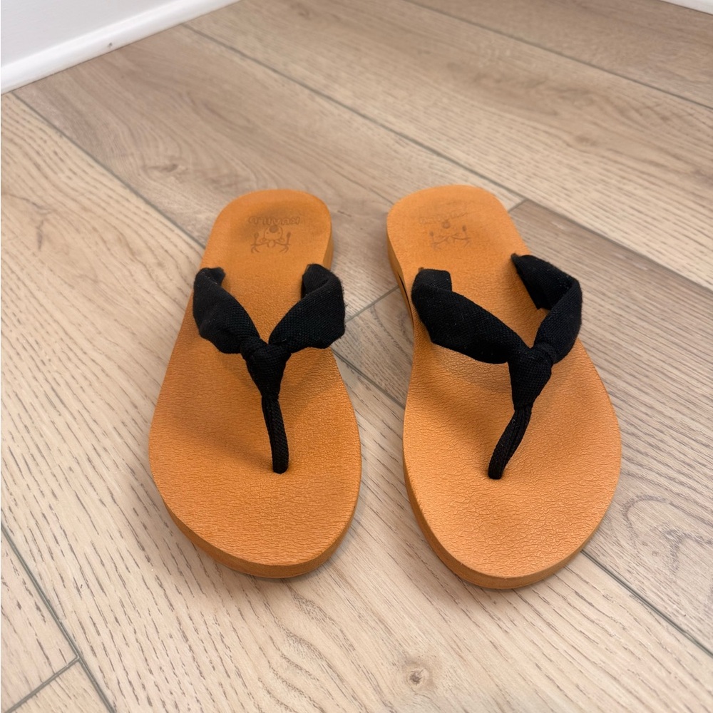 Kuailu Flip Flops with Knotted Black Fabric Straps